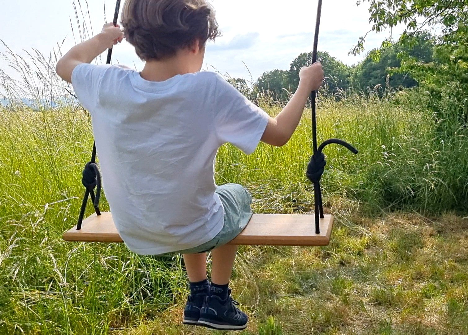 Auf der Schaukel für Generationen können Kinder sich richtig austoben