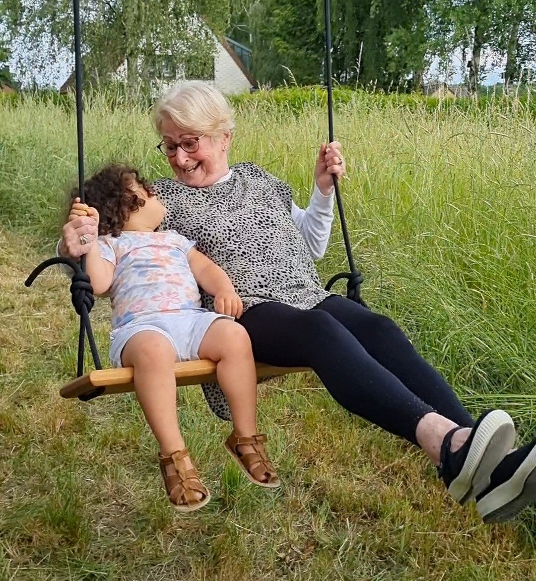 mit der Schaukel für Generationen gemeinsam schaukeln