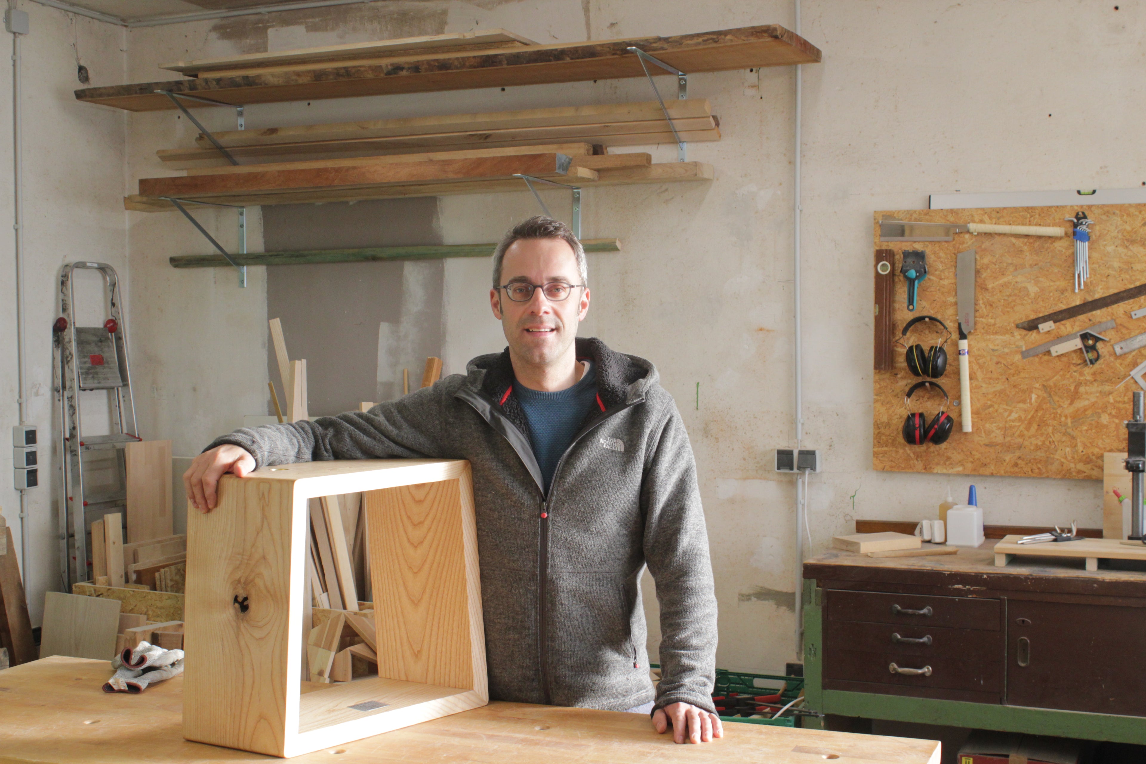 Nils Brüninghaus in der Kunstwerkstatt in Bielefeld. Ich baue die Schaukel für Generationen.
